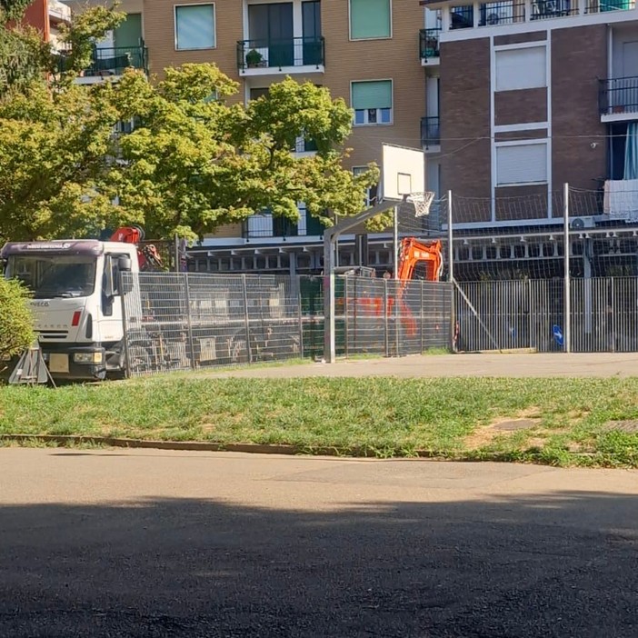 Dopo 15 anni di appelli eliminati i gradini dal giardino Erasmo da Rotterdam