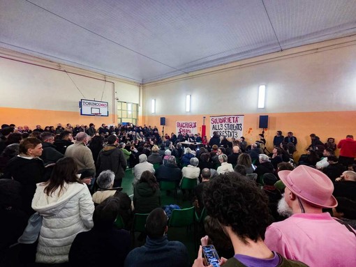 Un momento dell'assemblea in via Buniva Un momento dell'assemblea in via Buniva