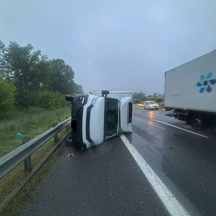 Camion ribaltato, disagi alla viabilità