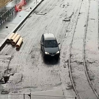 L'auto che entra nel cantiere