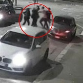 Un momento dell'aggressione di ieri sera