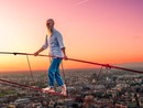 Aida incanta Vienna con la traversata spettacolare del funambolo torinese Andrea Loreni