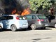 Mattinata di paura, auto in fiamme davanti all’Ovs di via Livorno