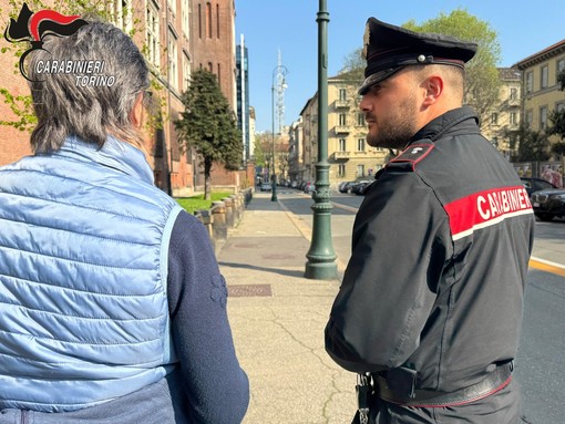 Anziana di 78 anni derubata mentre cerca parcheggio, arrestati due uomini
