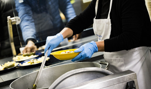 Una sera agli Asili Notturni di via Ormea, approdo di chi ha bisogno