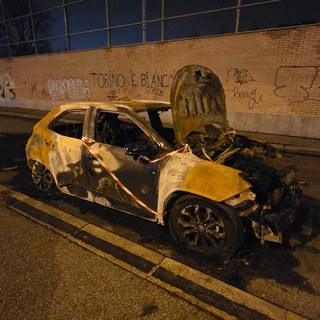Un'auto abbandonata in via Don Michele Rua