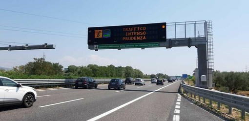 Esodo estivo, secondo weekend da bollino nero sulle strade: il picco fino a domani pomeriggio Esodo estivo, secondo weekend da bollino nero sulle strade: il picco fino a domani pomeriggio
