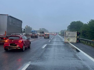 Camion ribaltato, disagi alla viabilità