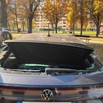 L'auto saccheggiata dai vandali