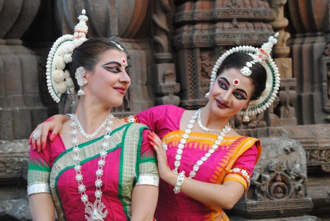 Alla scuola L’Araba Fenice una serata tra religioni del mondo e danza Odissi Alla scuola L’Araba Fenice una serata tra religioni del mondo e danza Odissi