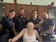 Foto di gruppo per l'anziano e gli agenti intervenuti Foto di gruppo per l'anziano e gli agenti intervenuti