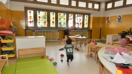 interno di un asilo con bambini
