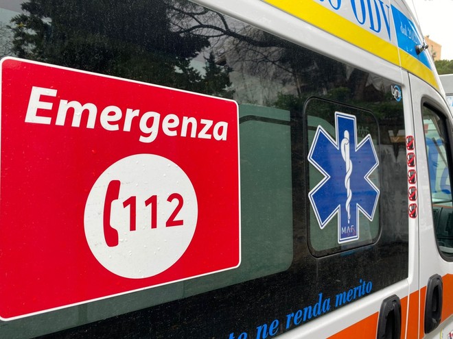 Incidente nella notte in corso Re Umberto: un'auto si ribalta, quattro coinvolti