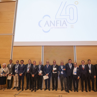 Celebrazioni e foto di gruppo sul palco di Intesa Sanpaolo