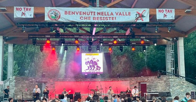 Alta tensione in Val di Susa: in 20mila alla marcia No Tav contro i "cantieri della devastazione" Alta tensione in Val di Susa: in 20mila alla marcia No Tav contro i "cantieri della devastazione"