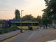 Autobus della linea 43 finisce contro un cancello