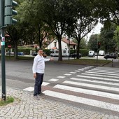 Il consigliere Schirru davanti all'attraversamento di corso Allamano Il consigliere Schirru davanti all'attraversamento di corso Allamano