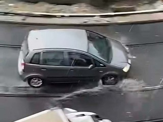 L'auto che entra nel cantiere