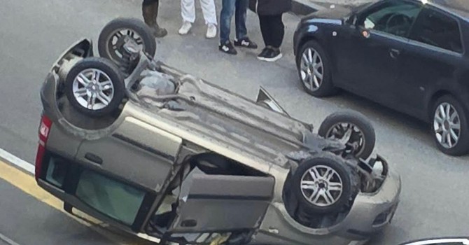 L'auto ribaltata nell'incidente