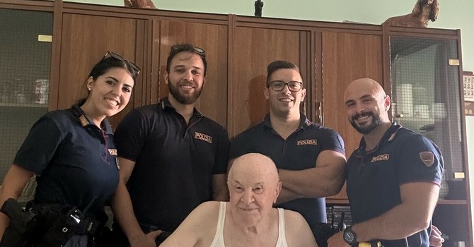 Foto di gruppo per l'anziano e gli agenti intervenuti Foto di gruppo per l'anziano e gli agenti intervenuti