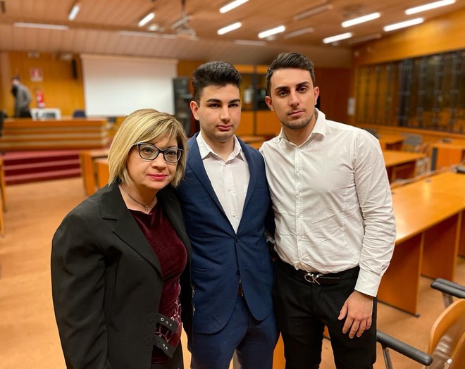 Alex con la mamma e il fratello maggiore Loris Alex con la mamma e il fratello maggiore Loris