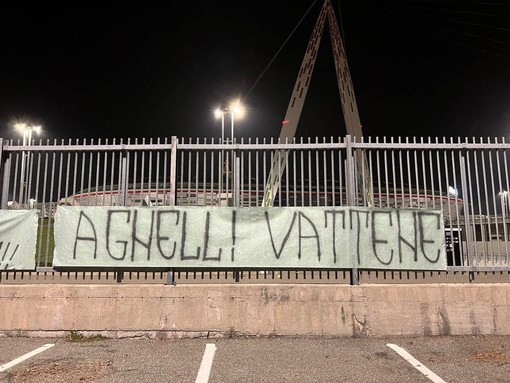 Crisi Juve, contestato il presidente Agnelli con striscioni fuori dallo Stadium: “Vattene”