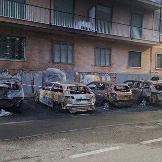 Incendio nella notte a Nichelino: cinque auto distrutte dalle fiamme [VIDEO]