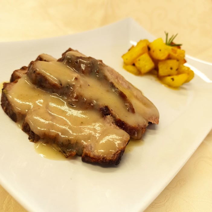 LA RICETTA – Arrosto di capocollo di maiale con patate al forno