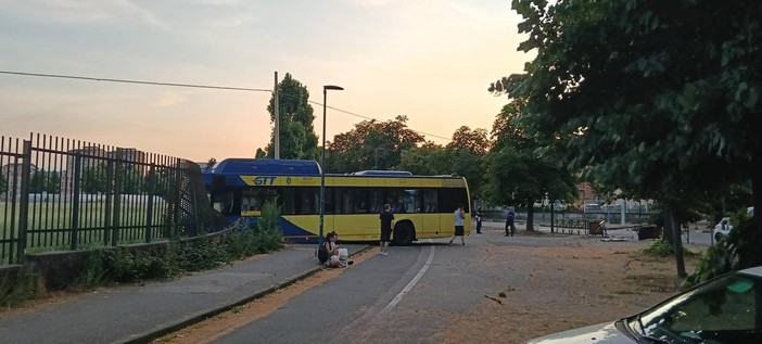 Autobus della linea 43 finisce contro un cancello