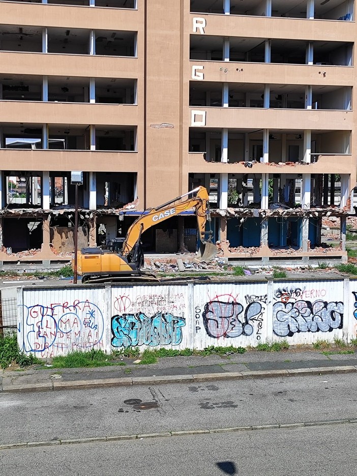 Ex Gondrand, le ruspe abbattono il palazzo occupato da disperati e spacciatori