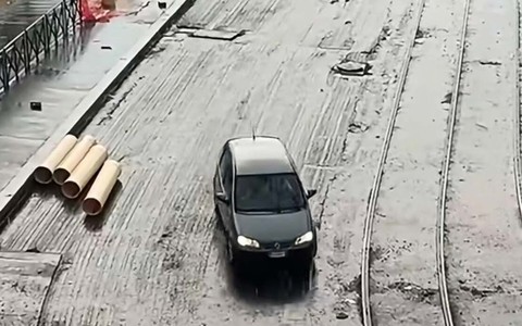 L'auto che entra nel cantiere
