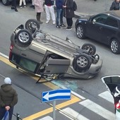 L'auto ribaltata nell'incidente