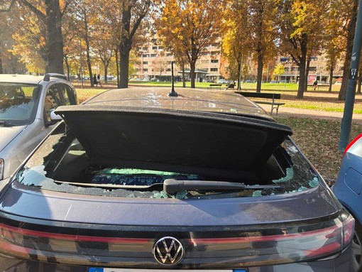 L'auto saccheggiata dai vandali L'auto saccheggiata dai vandali
