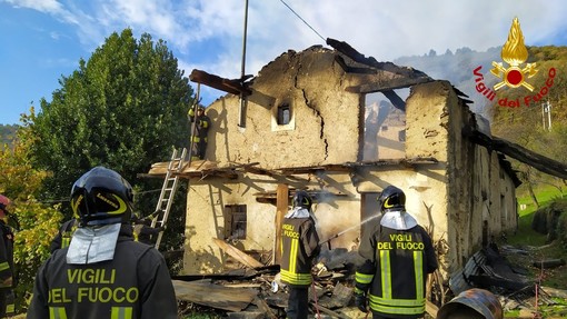 Un incendio distrugge una parte di casa in Borgata Pons ad Angrogna