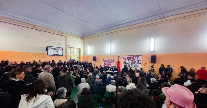 Un momento dell'assemblea in via Buniva
