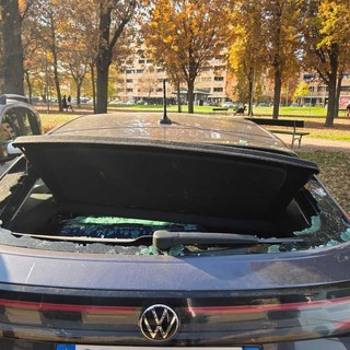 L'auto saccheggiata dai vandali