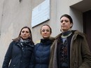 tre donne davanti al carcere minorile