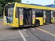 Autobus della linea 43 finisce contro un cancello