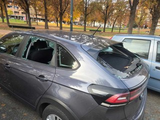 L'auto saccheggiata dai vandali