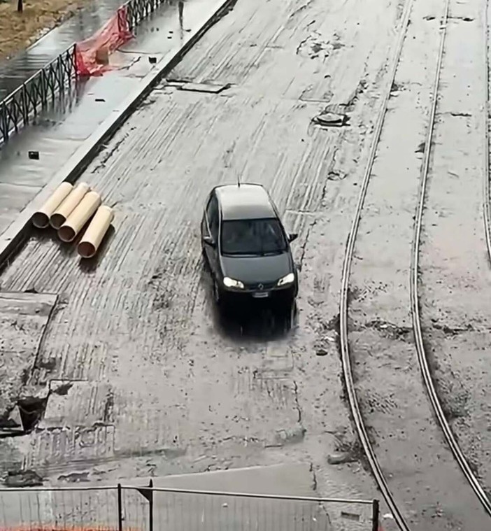 L'auto che entra nel cantiere