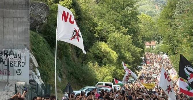 Otto studenti francesi fermati prima delle proteste No Tav in Valle di Susa Otto studenti francesi fermati prima delle proteste No Tav in Valle di Susa