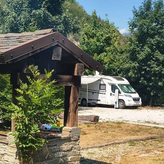 Contro l’afa della città la ricetta c’è: a Roaschia (Cuneo) un’area camper e tende nel cuore della Valle Gesso