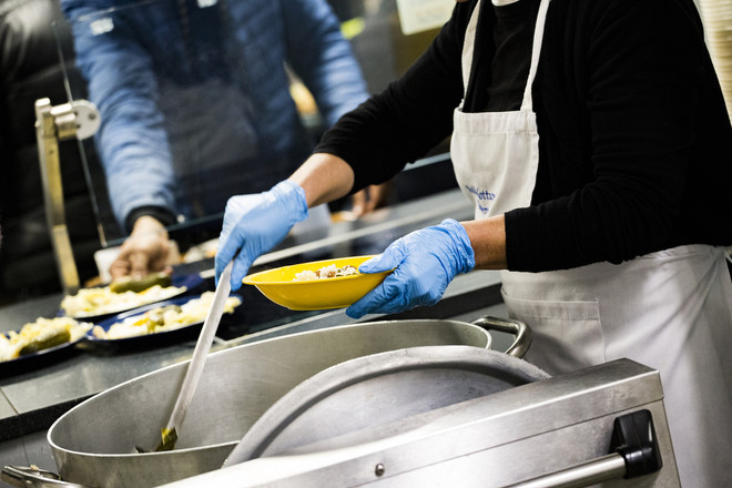 Una sera agli Asili Notturni di via Ormea, approdo di chi ha bisogno
