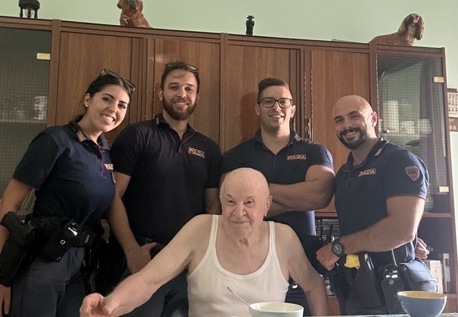 Foto di gruppo per l'anziano e gli agenti intervenuti Foto di gruppo per l'anziano e gli agenti intervenuti