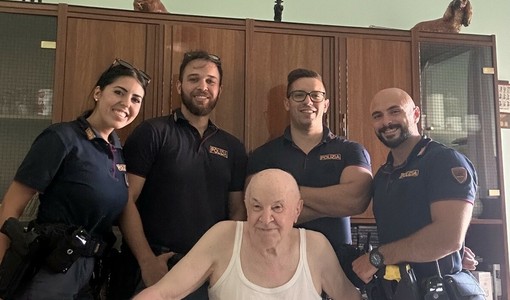 Foto di gruppo per l'anziano e gli agenti intervenuti