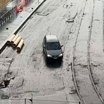 L'auto che entra nel cantiere