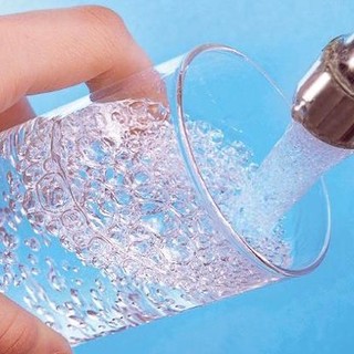 acqua del rubinetto nel bicchiere