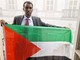 Il consigliere comunale Abdullai Ahmed con la bandiera della Palestina