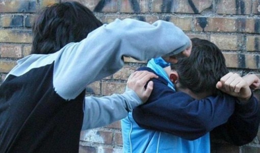 Foto d'archivio di un episodio di bullismo Foto d'archivio di un episodio di bullismo