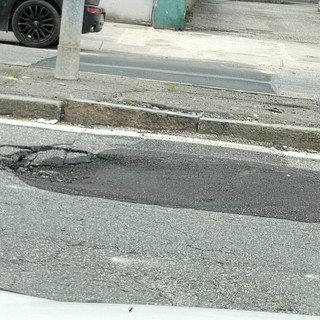 La buca delle polemiche di strada San Mauro La buca delle polemiche di strada San Mauro